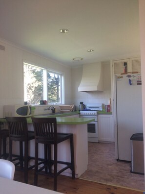 Microwave, cookware/dishes/utensils