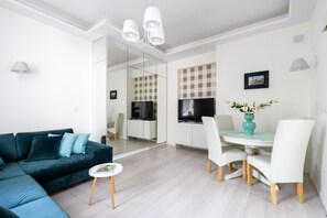 Comfort appartement | Woonkamer | Een 32-inch flatscreentelevisie met kabelzenders en televisie