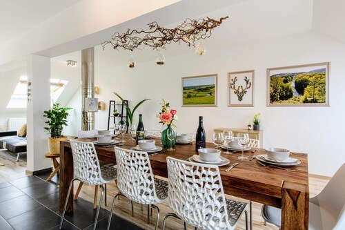 The Zythogite: 23 people, 9 rooms, garden