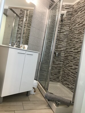 Shower, hair dryer, towels, soap - SEA VIEW POSITION AND BEACH FRONT (Playa de las Américas)