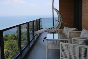 Villa de lujo, vista al mar, en el área del jardín | Vista del balcón