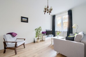 Lägenhet Superior | Vardagsrum | 40-tums platt-tv med kabelkanaler, tv och en tv-spelskonsol