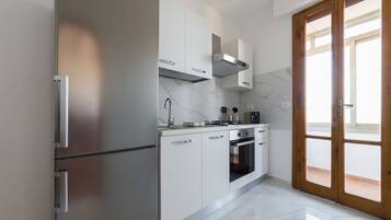 Fridge, oven, stovetop, coffee/tea maker