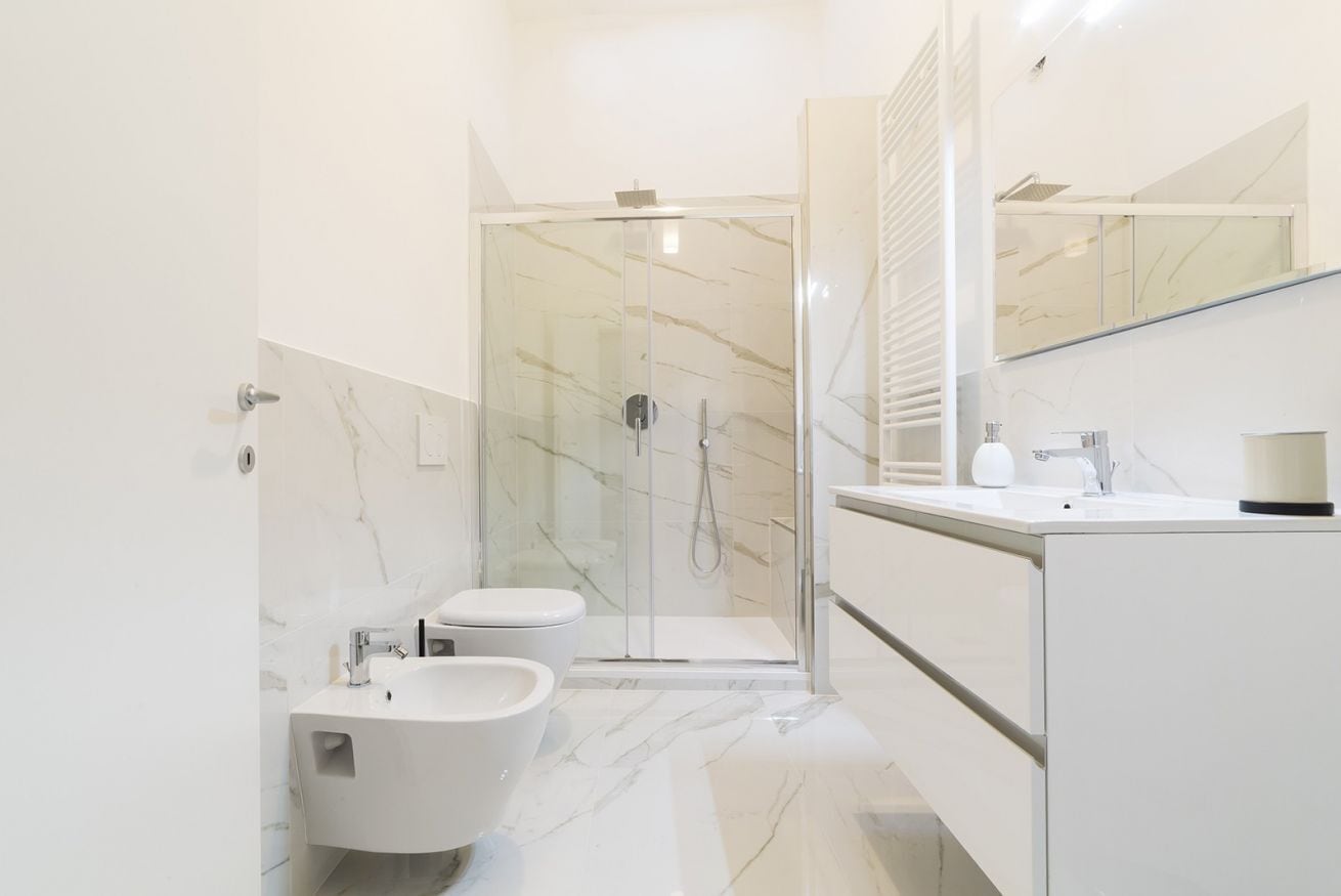 Shower, hair dryer, bidet, towels