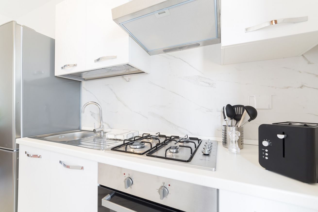 Réfrigérateur, un four, surface de cuisson, cafetière-théière