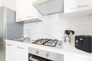 Fridge, oven, stovetop, coffee/tea maker