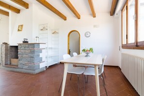 Dining - A delightful split level apartment with a beautiful terrace with view on the hills. (Firenze)