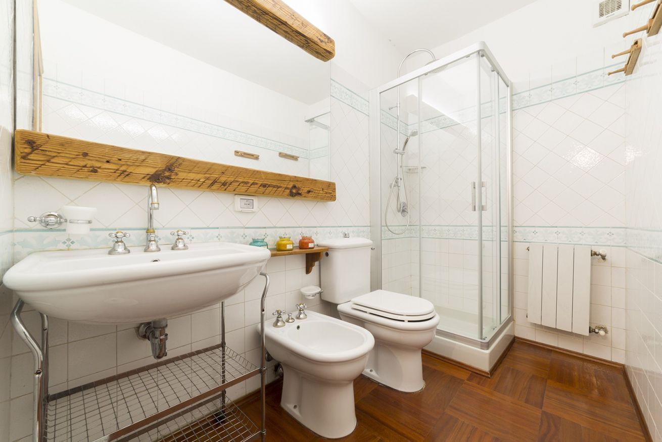 Doccia, asciugacapelli, bidet, asciugamani