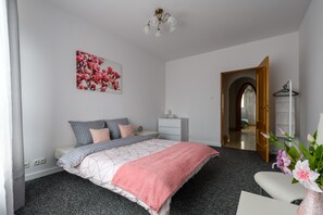 Deluxe Apartment | 2 bedrooms, individually decorated, iron/ironing board, free WiFi