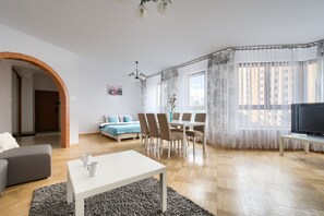 Apartamento Deluxe | Sala de estar | Smart TV de 55 pulgadas con canales digitales, una televisión