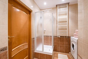 Deluxe Apartment | Bathroom shower