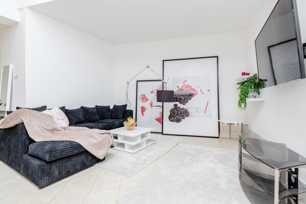 Apartemen | Area keluarga | TV layar datar