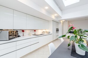 Apartemen | Dapur pribadi | Lemari es besar, microwave, oven, dan kompor