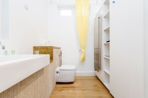 Apartemen | Kamar mandi | Shower, perlengkapan mandi gratis, pengering rambut, dan handuk