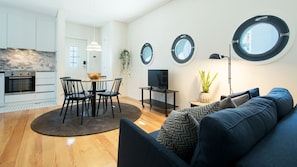 Televisión de pantalla plana de 30 pulgadas con canales por cable