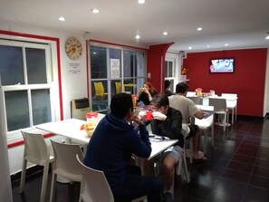 รวมอาหารเช้าแบบบริการตนเอง ทุกวัน