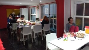 朝食 (セルフサービス)、毎日提供 (無料)