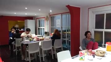 Desayuno de autoservicio incluido todos los días