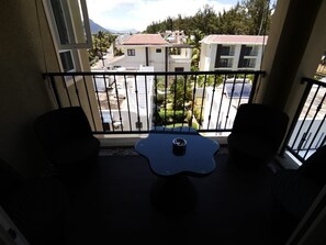 Property grounds - The euphoria of blue lakes, blue skies, sunshine and majestic mountains (Flic en Flac)