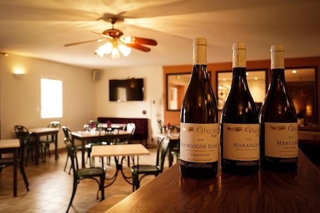 Daily buffet breakfast (EUR 7.5 per person). Hôtel Restaurant - Les Jardins du Lac