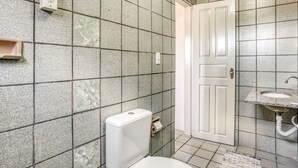 Quarto triplo, várias camas | Banheiro | Chuveiro, produtos de toalete grátis, toalhas de banho, sabonete