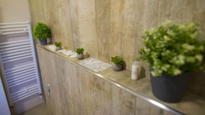 Family Room, Ensuite | Bathroom | Shower, hair dryer, towels, soap - IL BACIO Guest House (Perugia)
