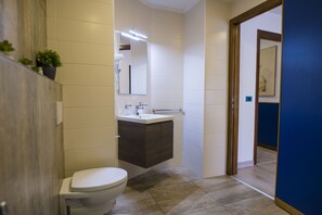 Family Room, Ensuite | Bathroom | Shower, hair dryer, towels, soap - IL BACIO Guest House (Perugia)