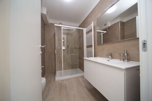 Shower, hair dryer, towels, soap - IL BACIO Guest House (Perugia)