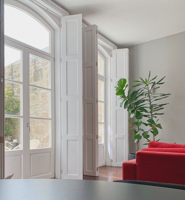 Appartement Deluxe, 1 chambre (Bacalhoeiro) | Coin séjour | Télévision à écran plat