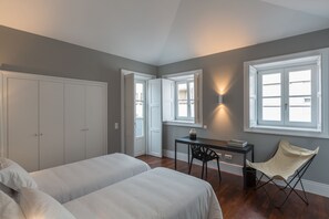 In-room safe, desk, soundproofing, iron/ironing board -  Oporto Serviced Apartments - Cedofeita (Porto)