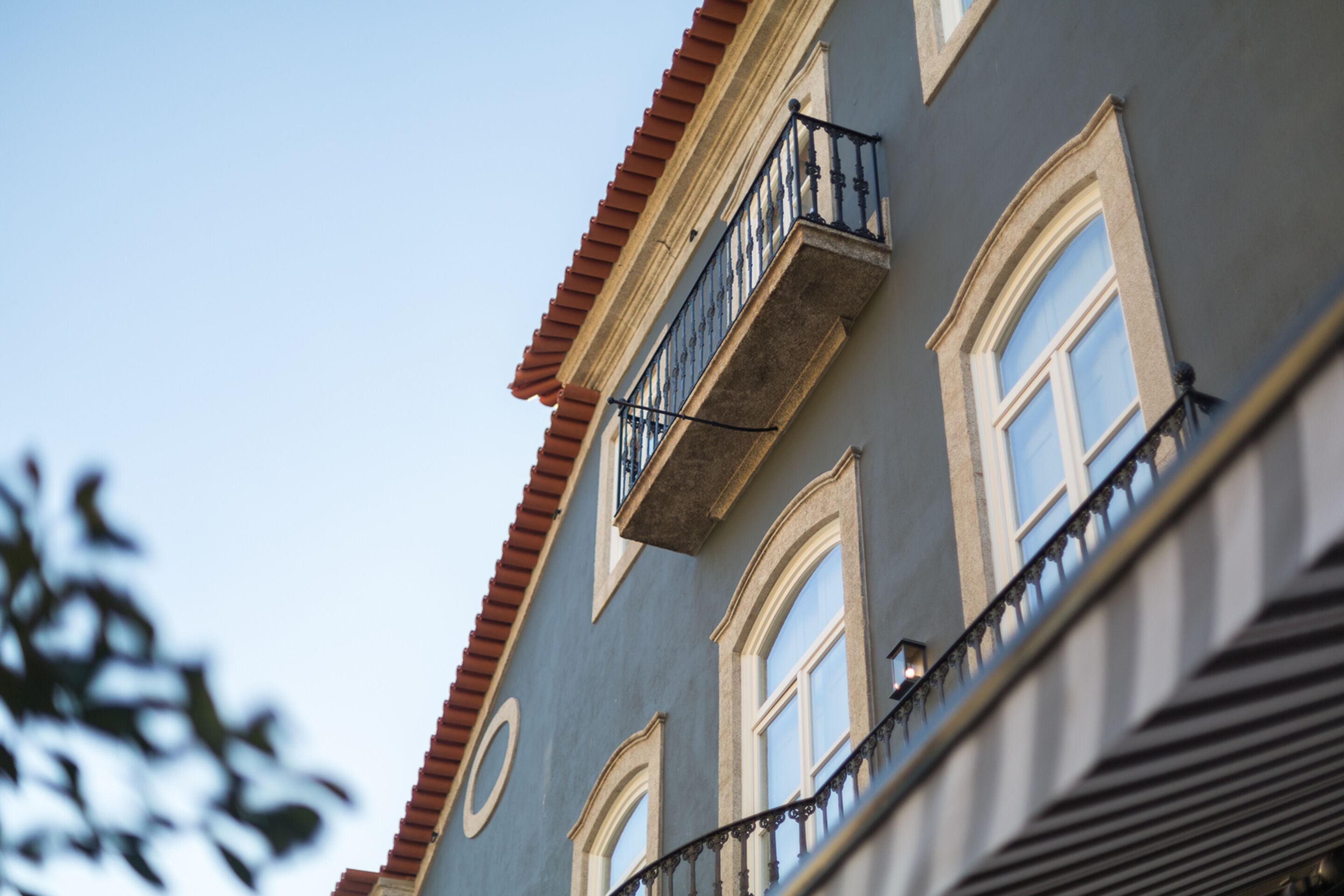 Edifici amb diverses finestres i balcons, amb un estil arquitectònic clàssic i teulada de rajola.