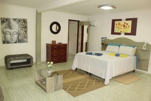 Habitació quàdruple Elite | Llençols de cotó egipci, roba de llit d'alta qualitat i minibar 