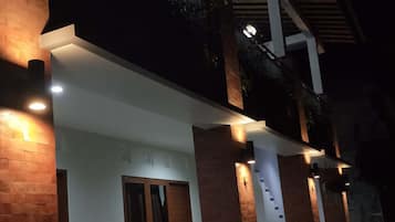 Fassade der Unterkunft – Abend/Nacht