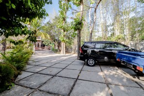 Free self-parking - Omah Nggunung Cafe & Homestay (Wonosari)