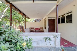 Terrace/patio - Omah Nggunung Cafe & Homestay (Wonosari)
