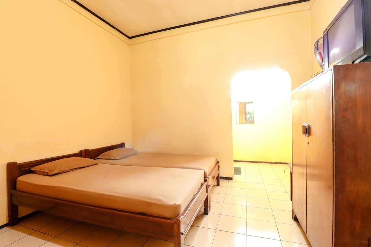 Habitación económica | Escritorio, wifi gratis, ropa de cama