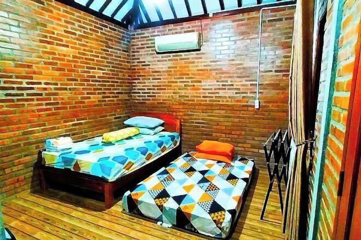 Free WiFi, bed sheets