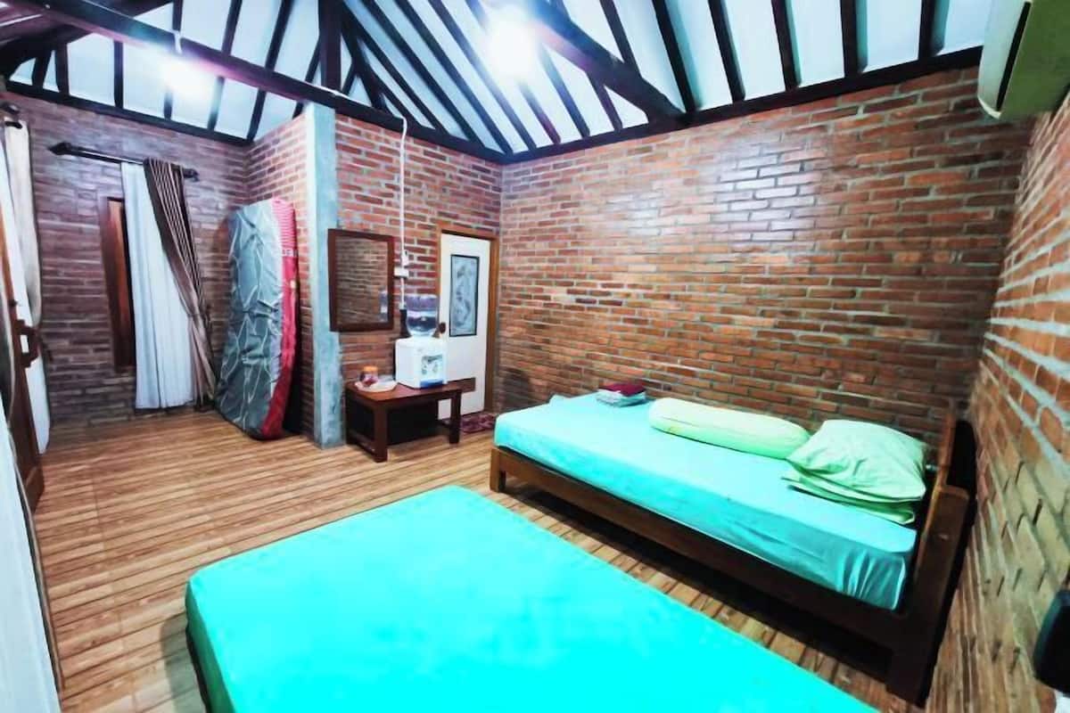 Free WiFi, bed sheets