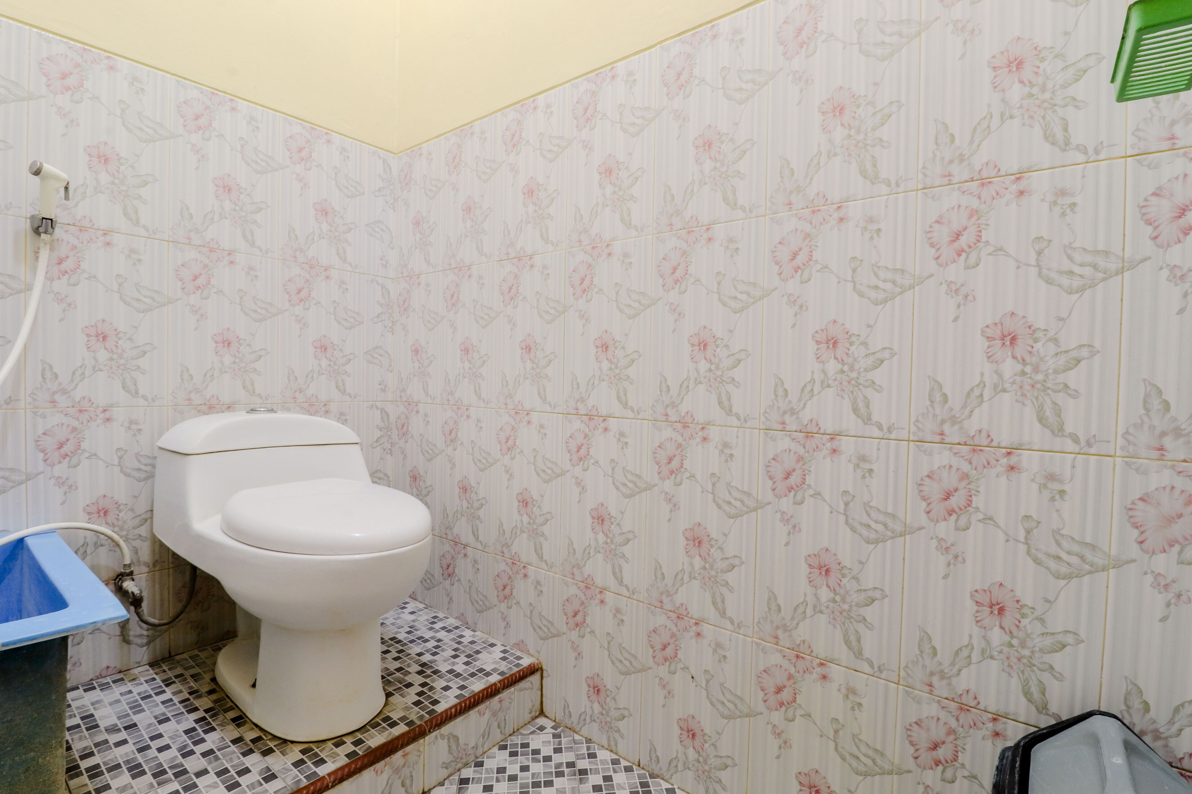 Un baño con inodoro, lavamanos y ducha.