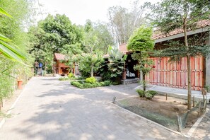 Garden - d'Hasinda Homestay (Borobudur)