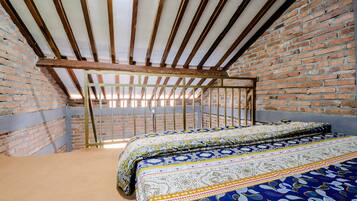 Meja kerja, Wi-Fi gratis, dan seprai linen