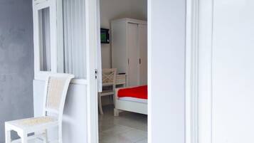 Habitación doble estándar | Espacio para trabajar con laptop y wifi gratis