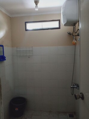 Shower, free toiletries, towels