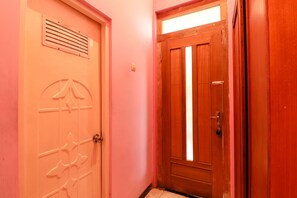 Standard Twin Room | Desk, bed sheets - The Joglo Family Hotel (Mungkid)