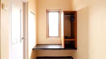Kamar Quadruple Standar | Meja kerja dan seprai linen