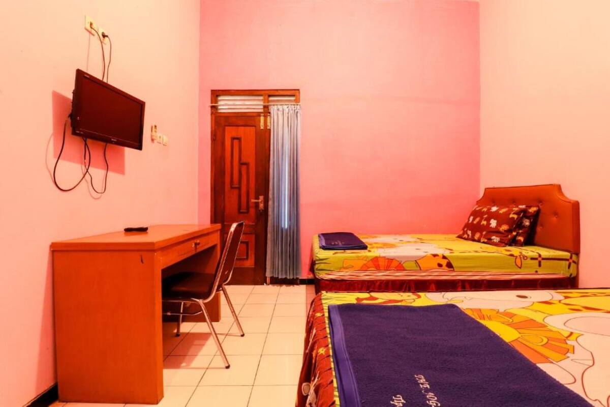 Escritorio y ropa de cama