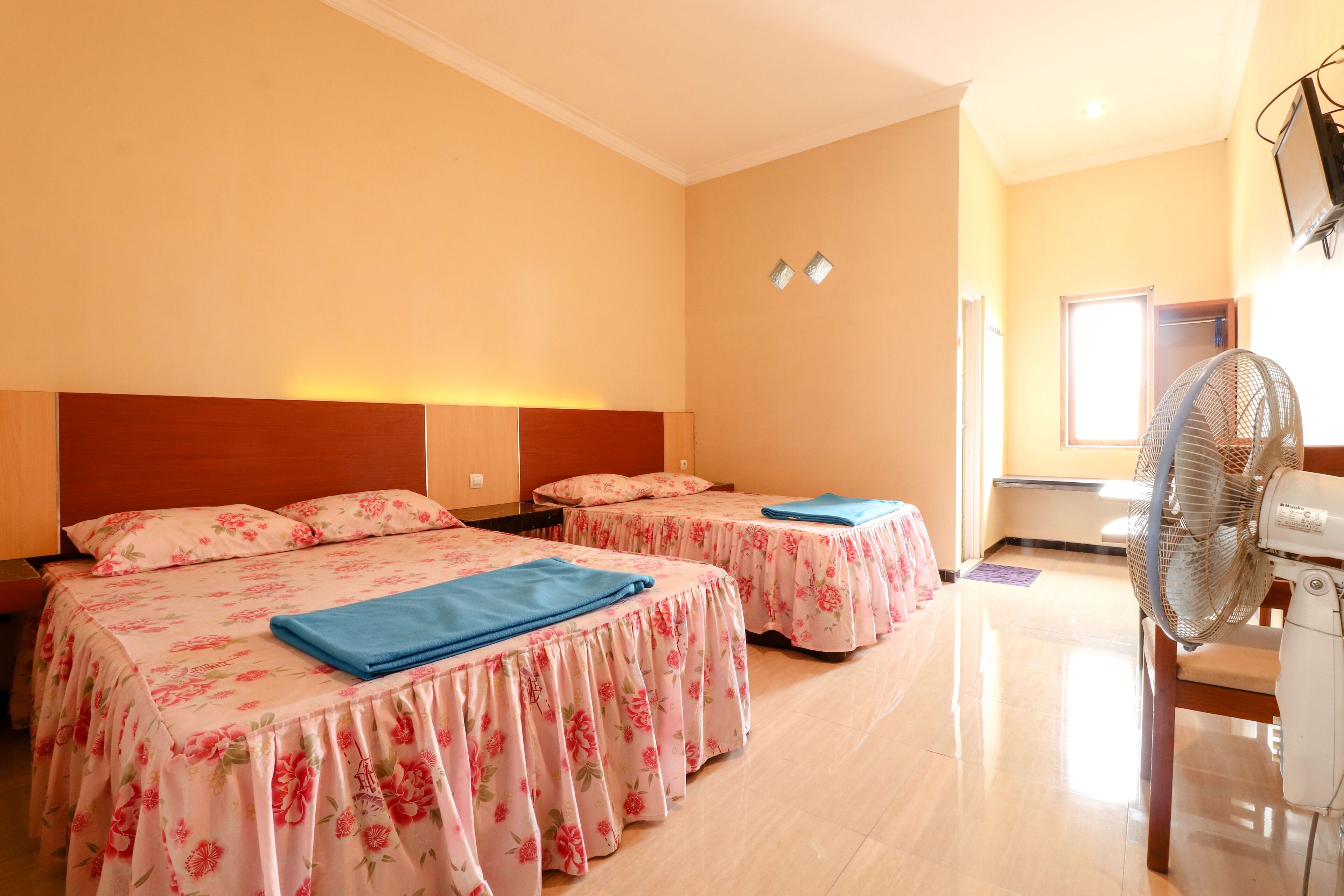 Kamar Quadruple Standar | Meja kerja dan seprai linen