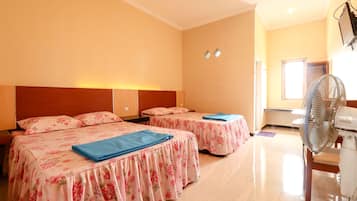 Kamar Quadruple Standar | Meja kerja dan seprai linen