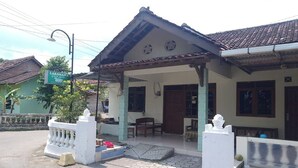 Un bâtiment doté d’un porche couvert, d’une enseigne sur laquelle on peut lire « LAKSMANA », et d’un lampadaire.