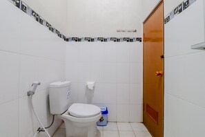 Shower, towels - Homestay Damandiri Prambanan Syariah (Prambanan)